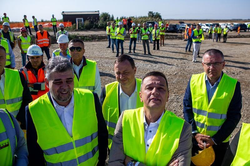 Marcel Ciolacu și Sorin Grindeanu, pe șantierul autostrăzii A7, Foto: Inquam Photos / Ovidiu Micsik