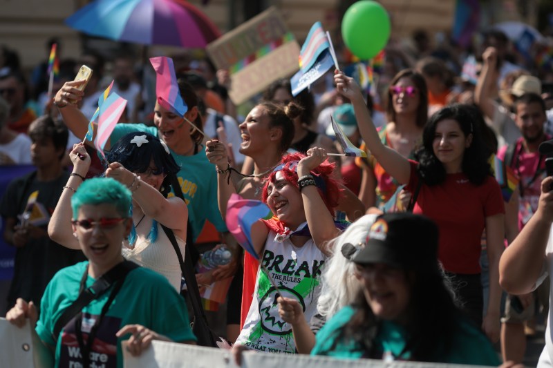 FOTO / VIDEO Peste 20.000 de oameni la Marşul Bucharest Pride, în centrul Capitalei. Evenimentul este susţinut de 25 de ambasade