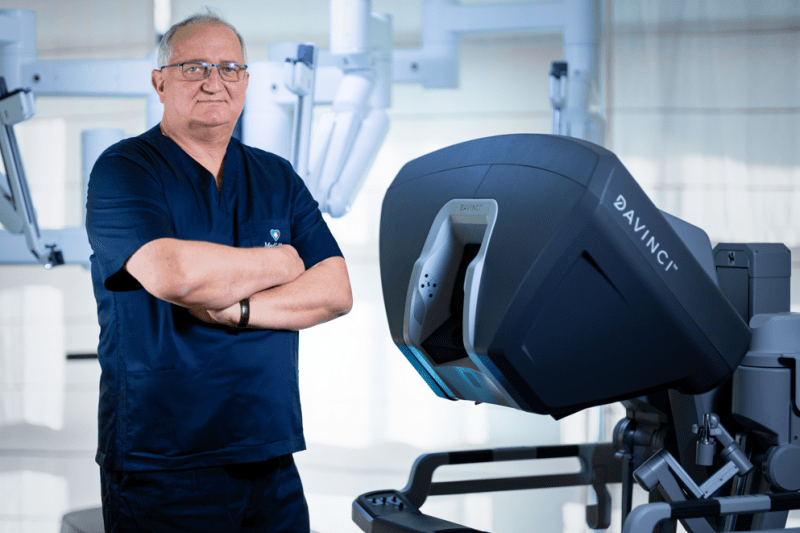 Prof. dr. Ioan Coman, MedLife Polisano Sibiu, pionier al chirurgiei robotice în România: „Chiar și în operațiile robotice de amploare, durerile postoperatorii sunt net reduse, mobilizarea pacientului fiind posibilă din ziua operației”