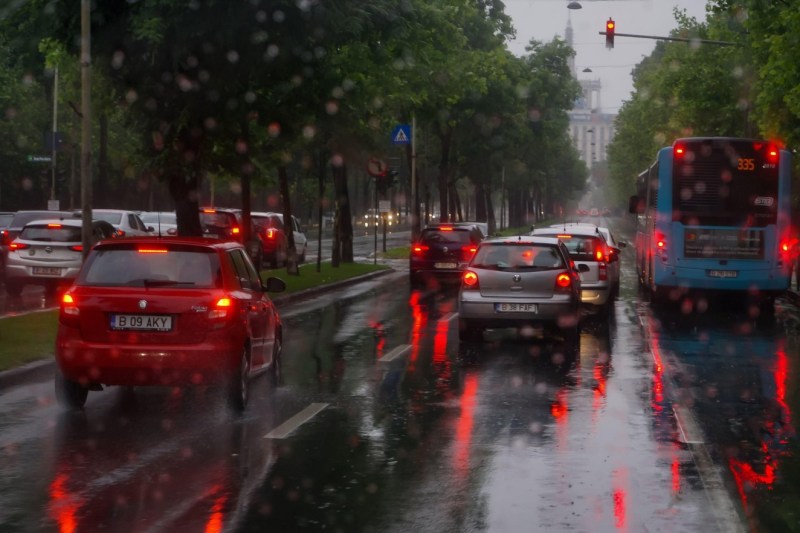 Vreme mult mai rece și ploi aproape zilnic în toată țara. Când revine vremea frumoasă