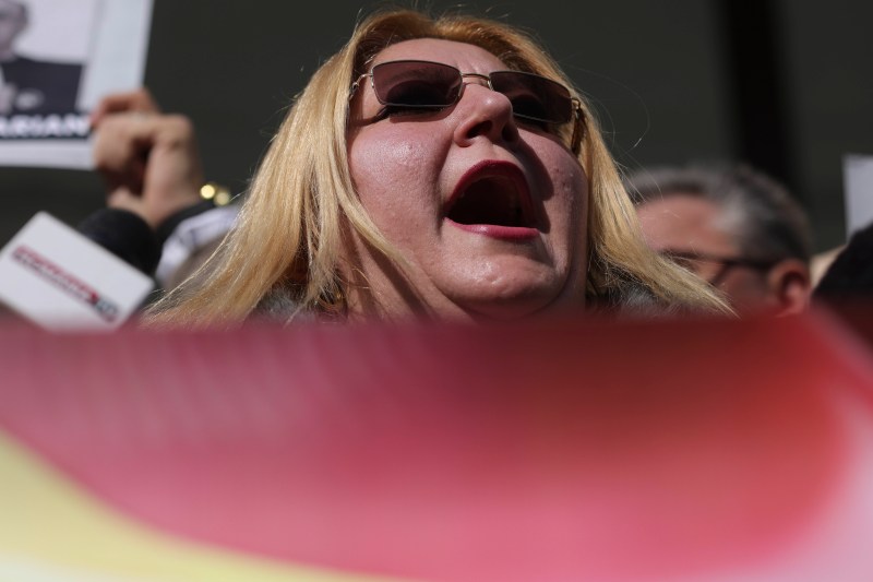VIDEO Diana Șoșoacă a scris pe buletinul de vot numele lui Corneliu Zelea Codreanu și Nicolae Ceaușescu: „La alegeri ilegale și neconstituționale, nu pot să votez decât la vedere”