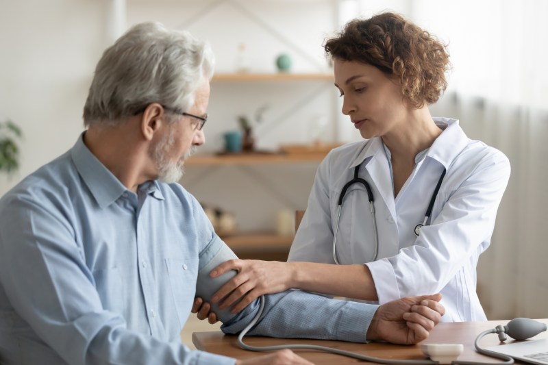 Persoanele cu hipertensiune necesită o supraveghere medicală atentă, iar medicația trebuie ajustată periodic în funcție de răspunsul organismului SURSA FOTO: © Fizkes | Dreamstime.com