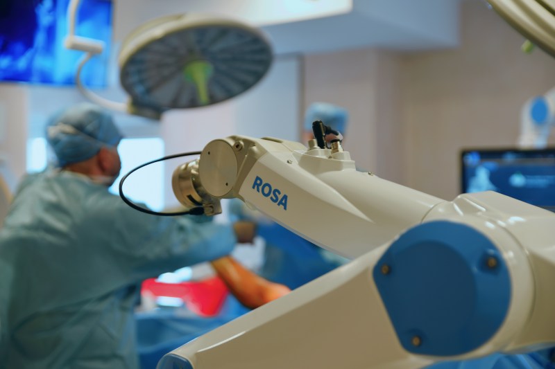 MedLife își consolidează poziția pe segmentul de chirurgie robotică prin introducerea robotului Rosa, specializat în ortopedie
