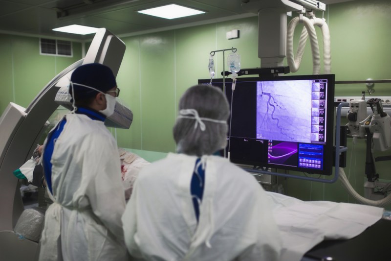 Medici în timpul unei investigații prin angiografie. Fotografie ilustrativă / Shutterstock