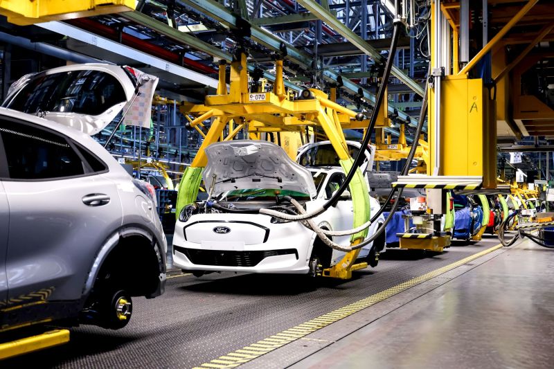 Ford Otosan Craiova începe livrarea primelor vehicule electrice fabricate în România