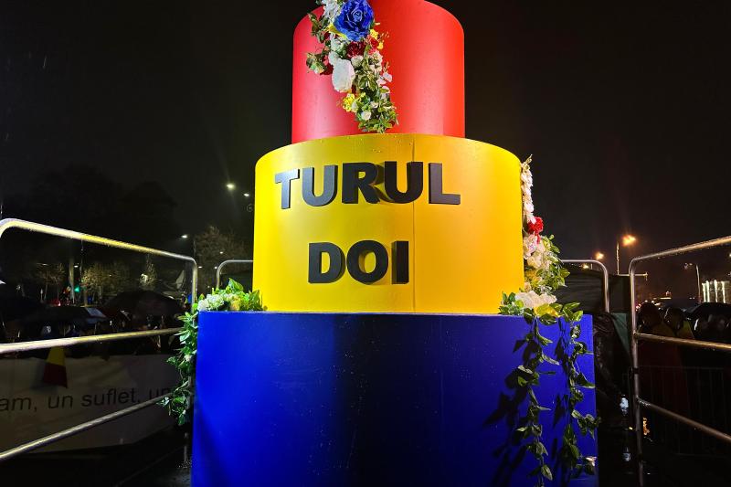 Două manifestații în același timp în Capitală. Și în Piața Constituției, și în Piața Victoriei, protestatarii au cântat „La mulți ani!” pentru Călin Georgescu / George Simion a făcut o baie de mulțime la protestul din fața Guvernului VIDEO