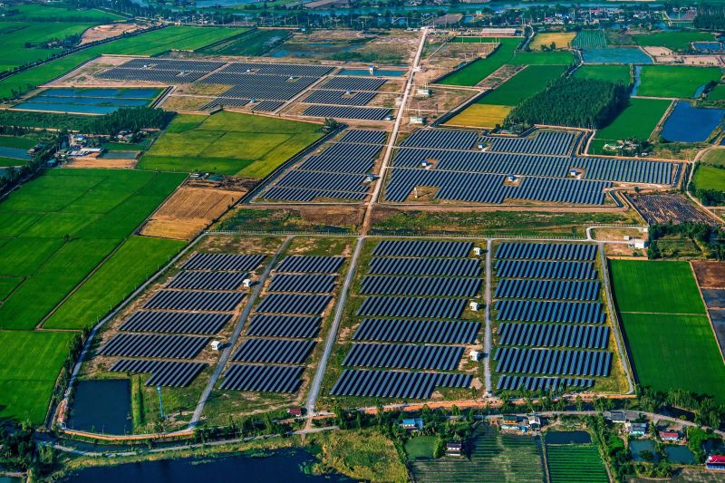Poate soarele să ia locul cărbunelui? – De ce energia solară are o creștere fără precedent și ce se întâmplă în România