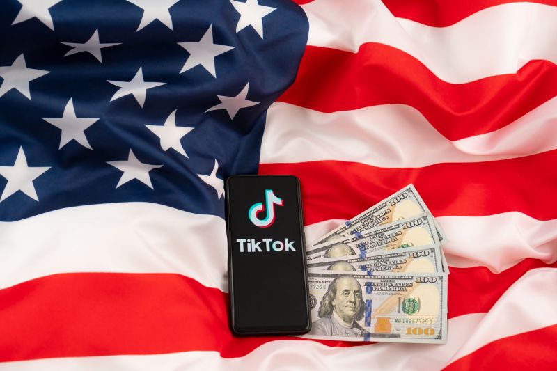TikTok, aproape de interdicție în SUA. Cine sunt giganții care vor să cumpere rețeaua înainte de termenul limită?