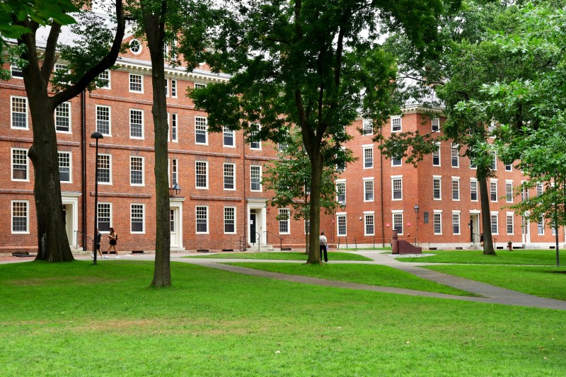 Administrația Trump anunţă încetarea tuturor contractelor cu Universitatea Harvard