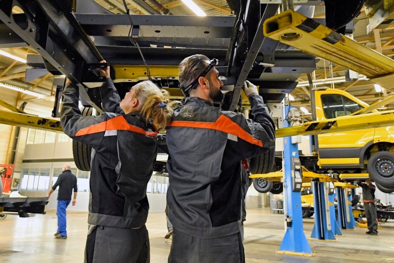 Muncitori la o fabrică Ford din Koln, Germania. Foto: Profimedia