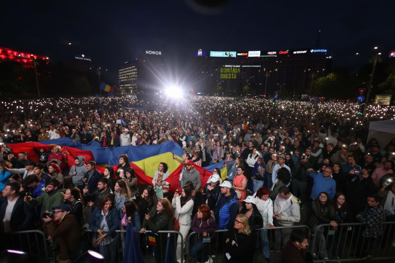 VIDEO Cine s-a infiltrat și a fost evacuat la manifestația din Piața Victoriei/ Nicușor Dan: „Când vorbesc despre România, oamenii au lacrimi în ochi”/ Fondatoarea spitalului de copii „Dăruiește viață”, apel către Diaspora: „Vă rugăm din suflet, nu ne pedepsiți pe noi pentru ce au făcut politicienii”
