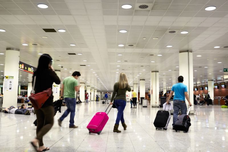Oameni pe aeroport / Foto: Danil Rudenko / Dreamstime.com