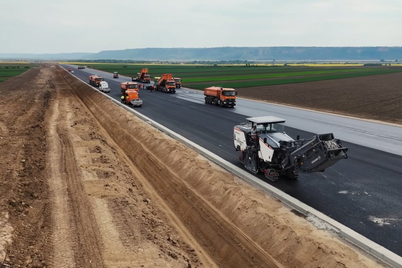 După ce în presă au apărut informații cum că UMB oprește lucrările pe șantierele de autostradă, vine răspunsul oficial: „Fake News. Au 7.000 de oameni pe șantiere. Lucrează trei săptămâni non-stop și urmează o săptămână de pauză”