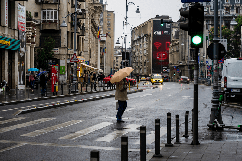 Jumătate de țară, sub cod portocaliu și galben de furtuni, până joi. Vânt puternic în Moldova, Oltenia şi la munte / De când se îndreaptă vremea