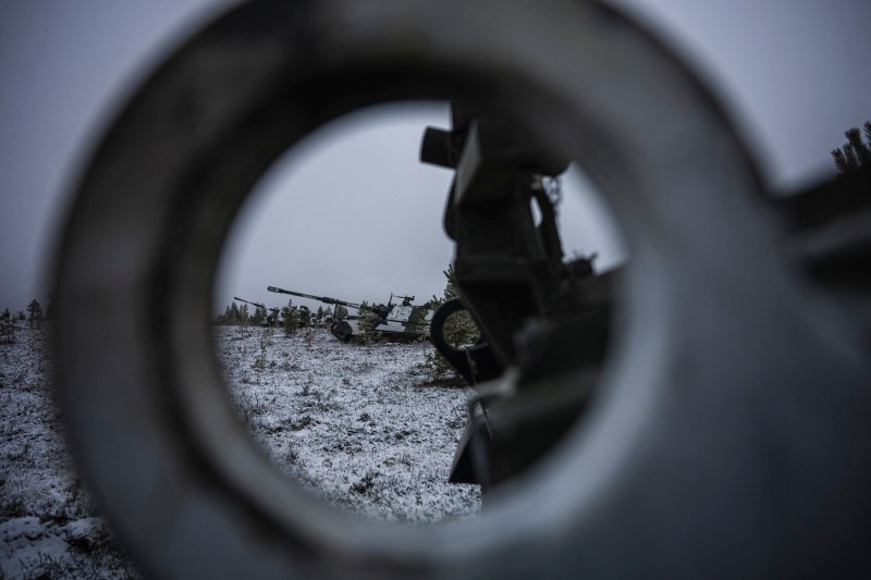 FOTO Imagini din satelit: Granița cu NATO unde Rusia își extinde intens infrastructura militară. Bombardiere supersonice Tu-22, la una dintre baze