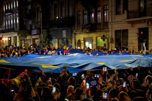 Susținători ai lui Nicușor Dan, pe Bulevardul Elisabeta, în noaptea de 18 mai 2025. Foto: Andreea Alexandru / AP / Profimedia