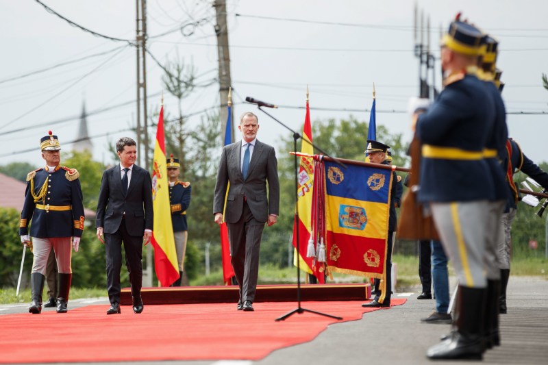 Nicușor Dan și regele Felipe al Spaniei în cea mai întinsă bază militară din România, aflată în mijlocul Transilvaniei și unde se antrenează sute de tancuri, transportoare blindate Piranha, vehicule și mii de soldați