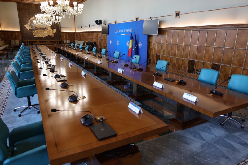 Guvernul amână discutarea proiectului privind tăierea unor sporuri. Ilie Bolojan a anunțat în debutul ședinței prioritățile guvernului său / Mai multe sindicate protestează deja