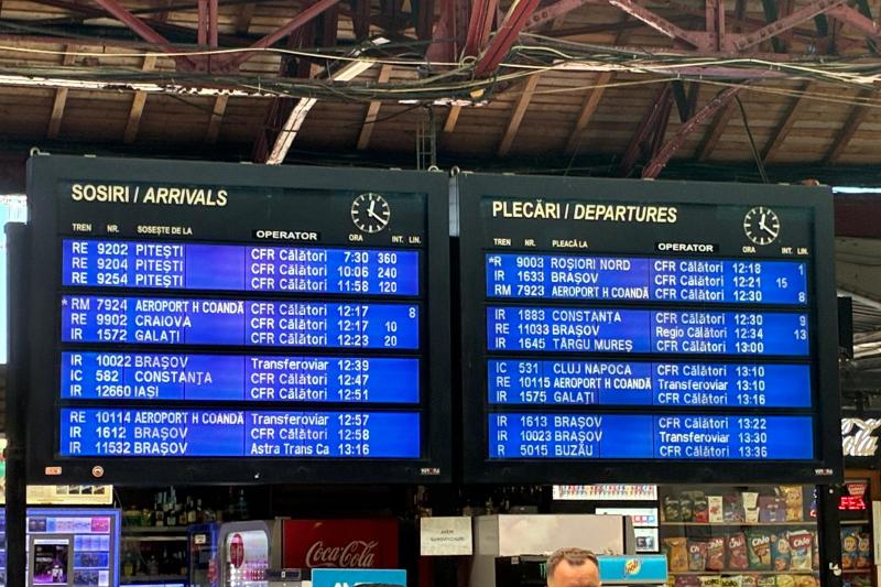 Cum arată panoul de sosiri și plecări din Gara de Nord. Întârzieri uriașe