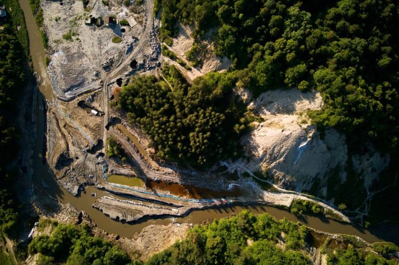 FOTO/VIDEO Dezastrul provocat de inundații la Salina Praid, filmat din dronă. „Este o chestiune de timp până se va prăbuși complet”