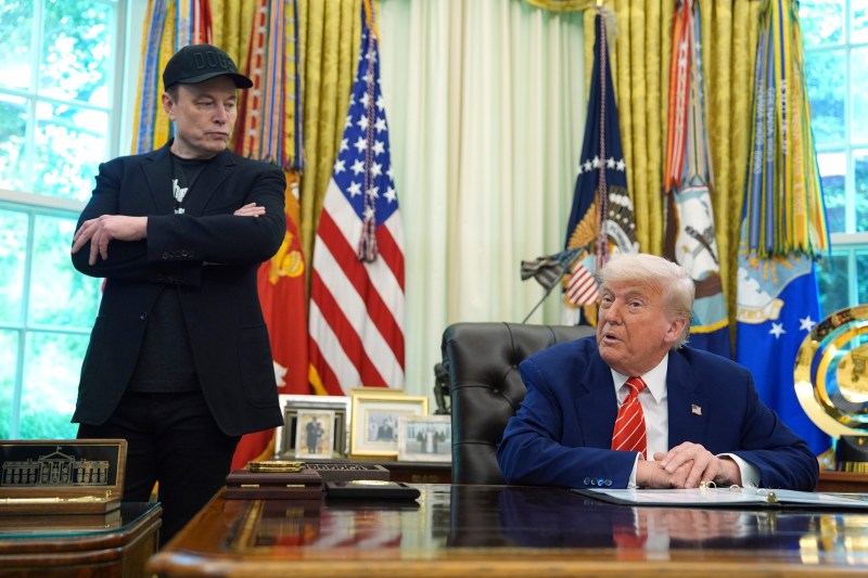 Musk contra Trump: Miliardarul susține că numele președintelui SUA apare într-un celebru dosar sexual / Trump amenință companiile lui Musk / De unde a început conflictul dintre cei doi