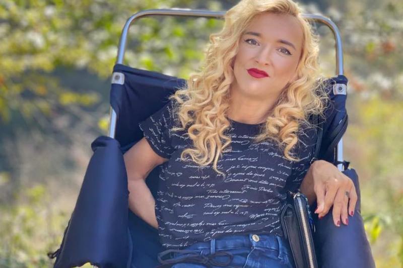 „Nu pot să duc un pahar cu apă la gură, dar pot face ceea ce mulți nu îndrăznesc nici să viseze”. Lupta pentru „normalitate” a unei femei de 36 ani, care suferă de o dizabilitate severă