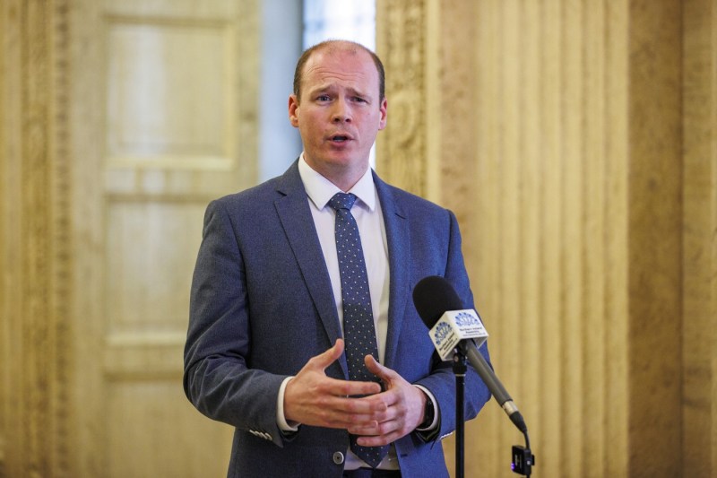 Ministru nord-irlandez, în mijlocul unei polemici în urma revoltelor din Ballymena, unde sunt vizați români: „Acțiunile sale nu pot fi ignorate. Vieți sunt în joc”