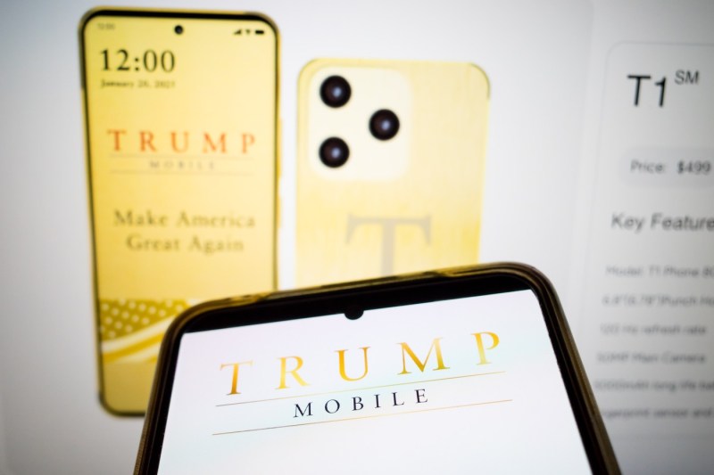 Experții se îndoiesc că telefonul din aur al lui Trump, în valoare de 499 de dolari ar putea fi fabricat în SUA