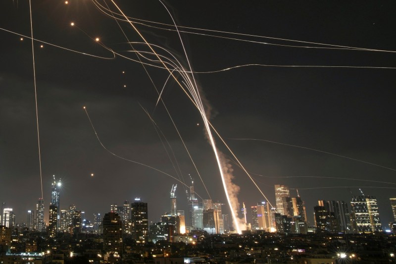 Ce urmează după valurile de rachete lansate peste Israel vineri seară. Un Iran slăbit se confruntă cu o dilemă existențială