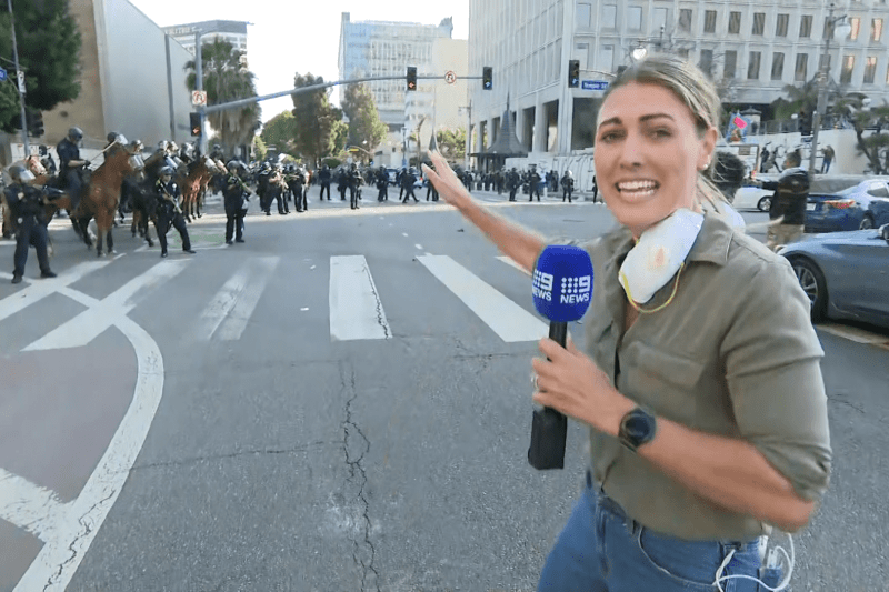 VIDEO Momentul în care Poliția din Los Angeles împușcă o jurnalistă străină cu gloanțe de cauciuc